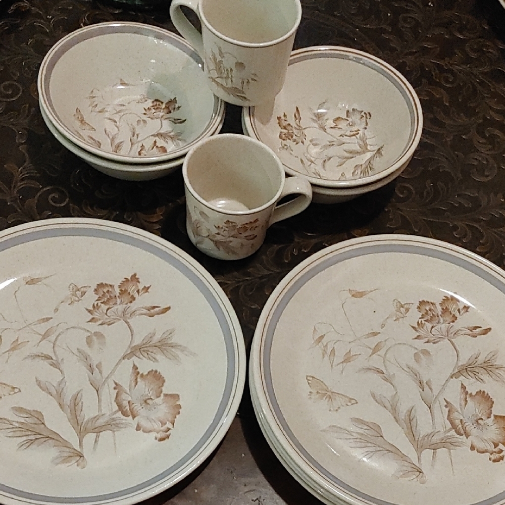 Floral Pattern Dinnerware Set